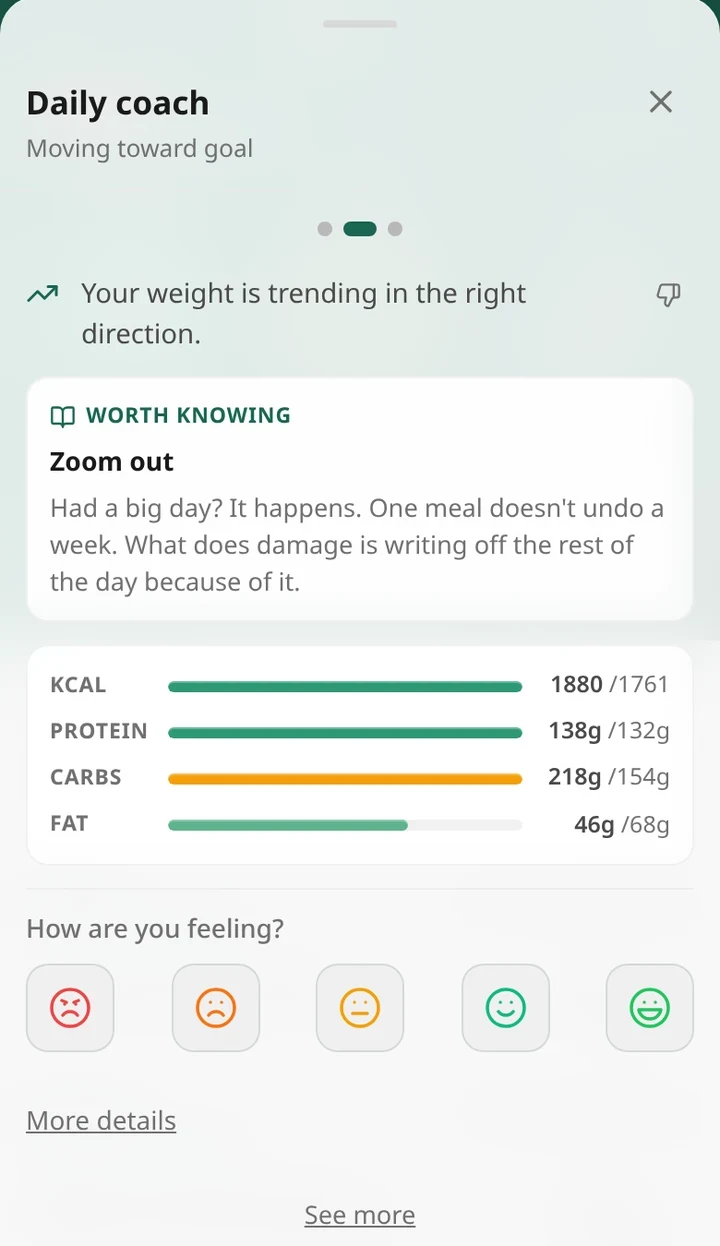 Ampsu daily coach in the evening: headline Your weight is trending in the right direction, a Worth knowing lesson titled Zoom out, the day's calories and macros, and a How are you feeling check-in
